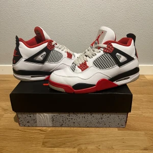 Jordan 4, Storlek 44 - Säljer dessa häftiga Jordan 4. Skorna är i fint skick utan några skador eller synliga slitningar. Storlek 44. Hör av er vid intresse/funderingar. PRIS KAN DISKUTERAS!