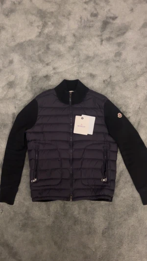 Svart pufferjacka från Moncler - Färg: marinblå. Storlek M sitter mera som S. Passar upp till 180! Taggs följer med. Nfc scanner funkar. 