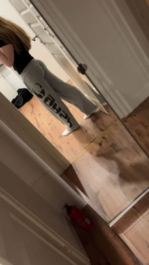 Grå mjukisbyxor från gasp - Sytt de lågmidjat!! Säljer ett par grå mjukisbyxor från GASP med stort svart tryck längs benet. Byxorna har snörning i midjan, sidofickor och en loose passform. Perfekta för chill eller gym. Materialet är mjukt och skönt bomullstyg.