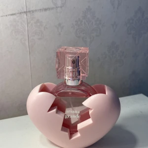 Ariana Grande hjärtformad parfym thank you next - Ariana grande parfym thank you next parfyp andvänd 3 gånger/den är som ny💖