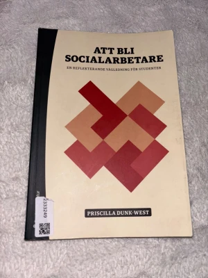 Att bli socialarbetare: En reflekterande vägledning för studenter - Perfekt för dig som pluggar eller är nyfiken på socialt arbete! Boken ger innovativa övningar och exempel som kopplar teori till praktik, och hjälper dig utveckla din identitet som socialarbetare. Passar både studenter och yrkesverksamma som vill växa i sin roll.