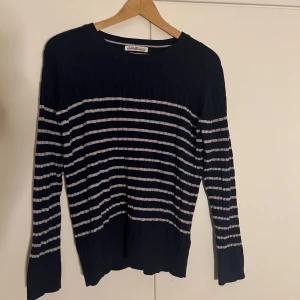 Blårandig stickad tröja - Blå och vitrandig stickad tröja från Hampton republic🥰Står storlek L men passar S/M💓