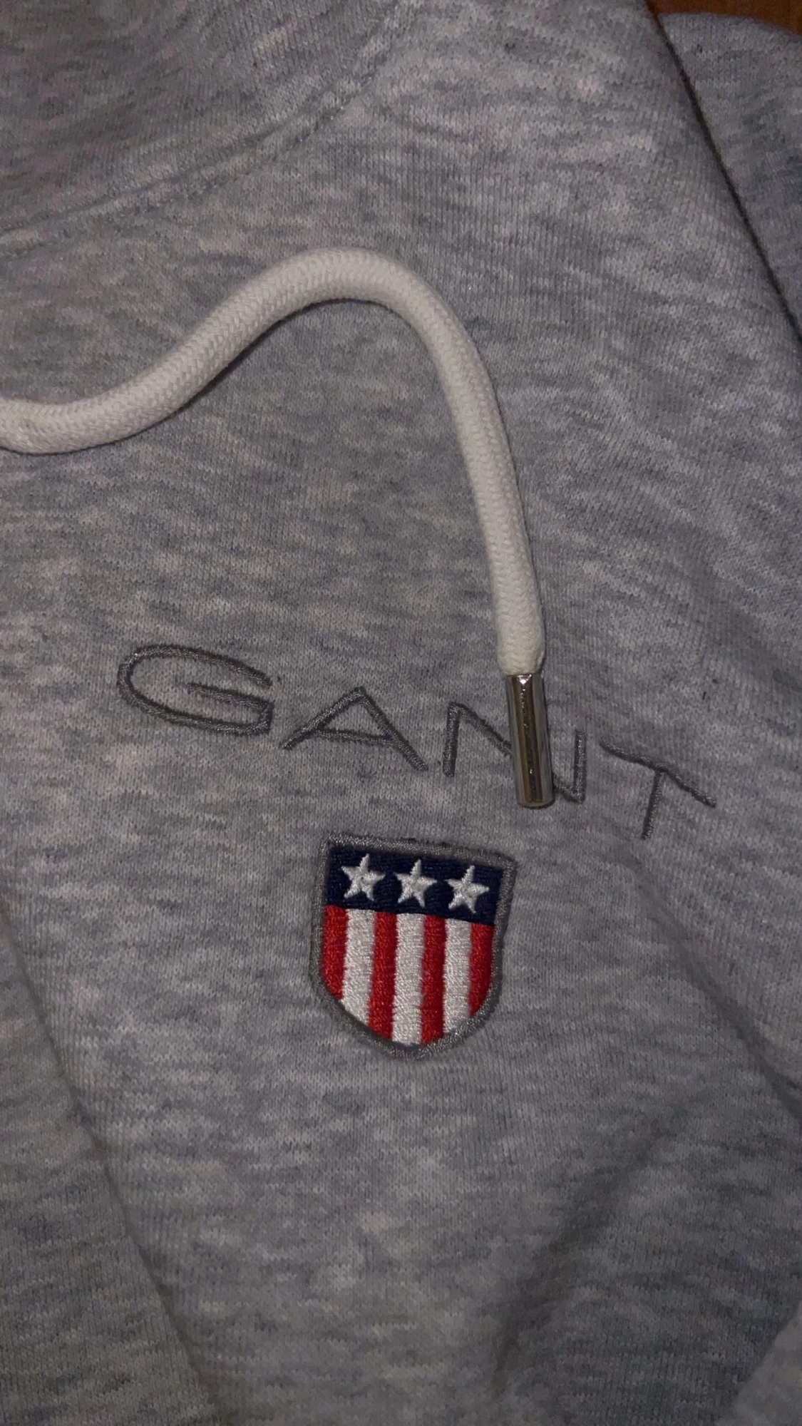 Grå hoodie från GANT med broderi - 1