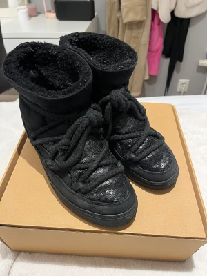 Inuikii - Jättefina inuikiis med Svantes paljetter. Har använts en vinter men i väldigt bra skick. Kartong medföljer 