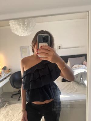 Marinblå volangig oneshoulder-top från Vero Moda - Supersnygg marinblå oneshoulder-top från Vero Moda med flera lager volanger. Storlek L men passar S/M! Aldrig använd!💙