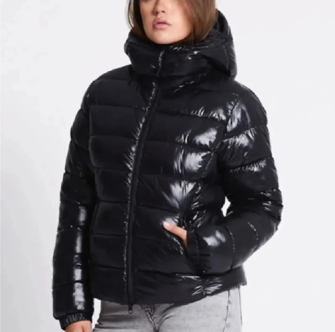 Svart glansig pufferjacka med huva