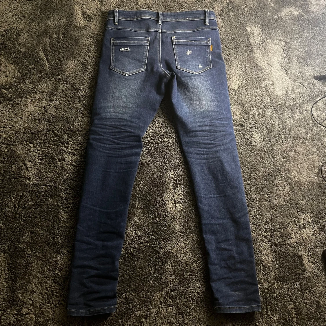 Mörkblå slim fit jeans med slitningar - 2