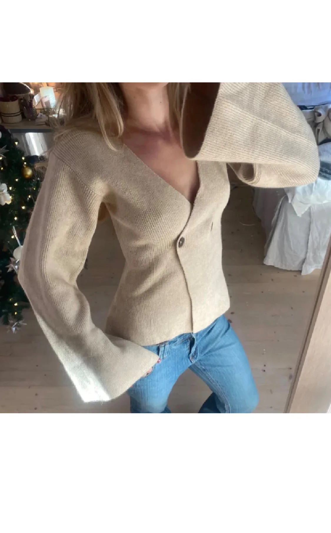 Beige stickad kofta med v-ringning - 2