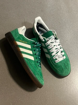Adidas spezial - Gröna feta Adidas Spezial i storlek 42. (Köparen får helvita skosnören istället för de på bild). Köpta i Vietnam så därav priset (fejk), fortfarande bra kvalle o fräscha. Köp sker via ”köp nu” funktionen :) 