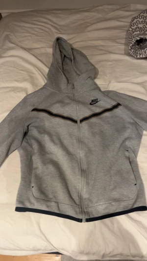 nike tech hoodie  - mycket bra skulle rekommendera pris kan diskuteras 