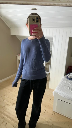Blå långärmad tröja från 157 - Blå basic tröja från 157 i storlek S. Tröjan har rund hals, lång ärm och är tillverkad i mjukt material, tunnt stickad. Enkel och clean look som funkar till jeans eller mjukisbyxor. Perfekt för dig som gillar stilrena plagg. 