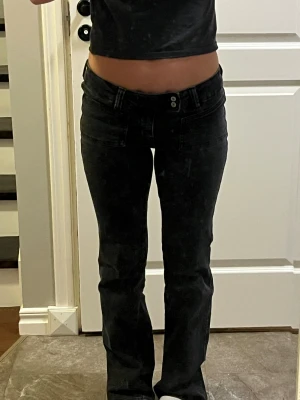 Svarta bootcut jeans låg midja - Snygga svarta jeans med låg midja och bootcut-ben💕