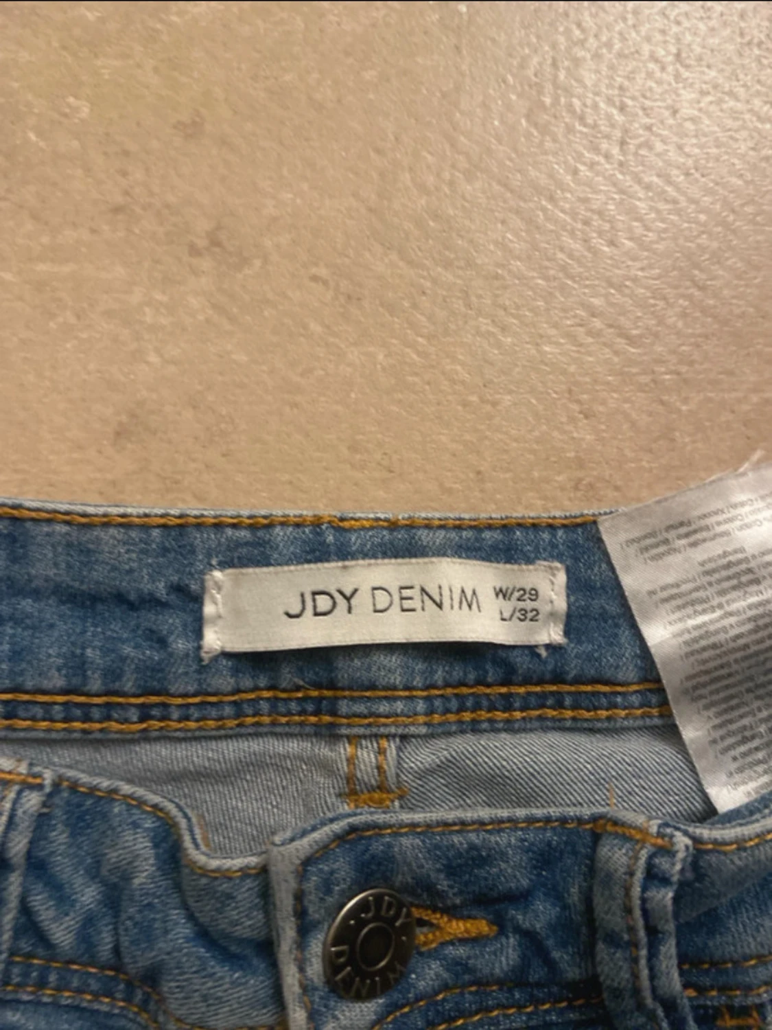 Bootcut ljusblå jeans med rå kant - 4