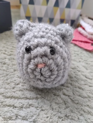 Handgjort virkat marsvin - Handgjort virkat gosedjur i form av ett marsvin, virkad av mig. Virkad i tjockt, grått gran och fylld med mjuk vadd. Den har även ögon och nos, vilket gör den extra gullig.