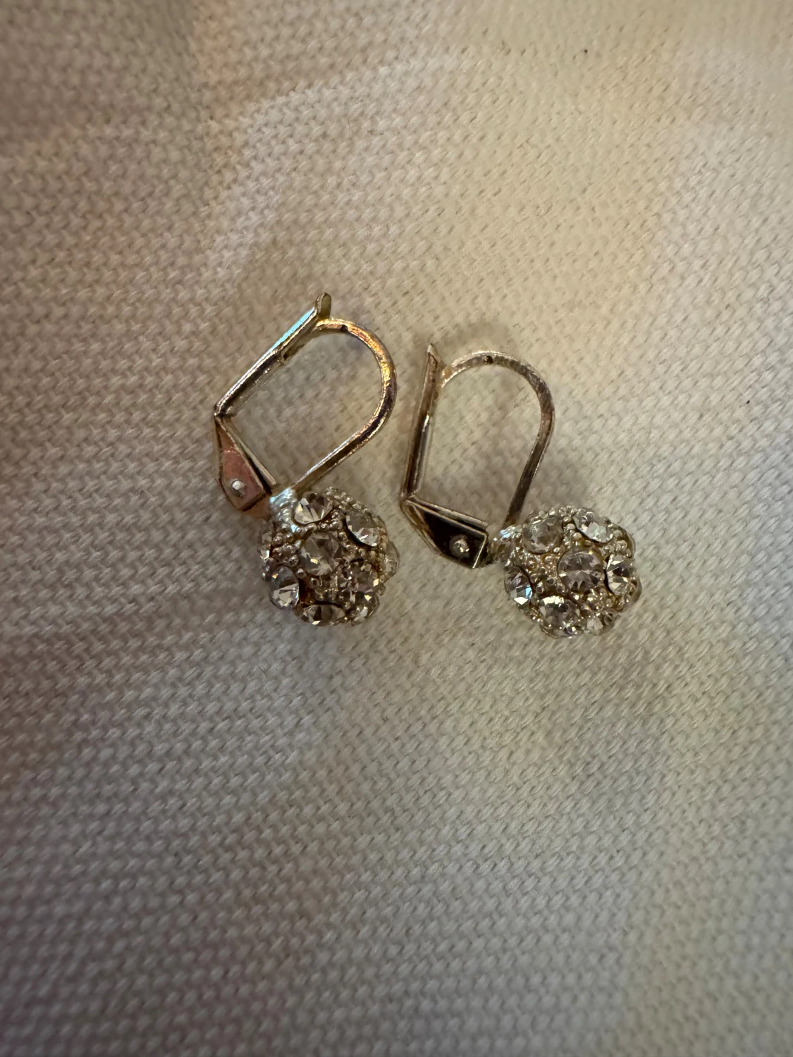 Glittriga silverörhängen med pärlor