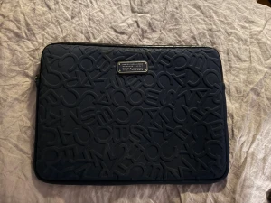 Datafodral Marc Jacobs - Snyggt datafodral från Marc Jacobs i marinblått/mörk blå. Använt men i fint skick (tappat lite färg på hänget, se bild).