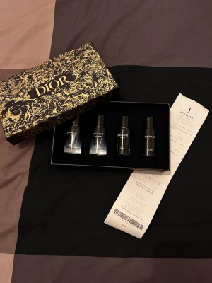 Dior Sauvage 4-pack set - Exklusivt set med fyra olika Dior Sauvage parfymer: Eau de Toilette, Eau de Parfum, Parfum och Elixir. Varje flaska innehåller 30 ml. Perfekt för dig som vill testa flera varianter av en ikonisk doftserie.