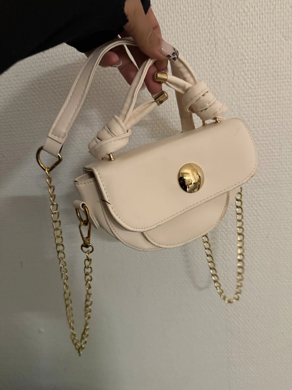 Beige axelväska med guldkedja