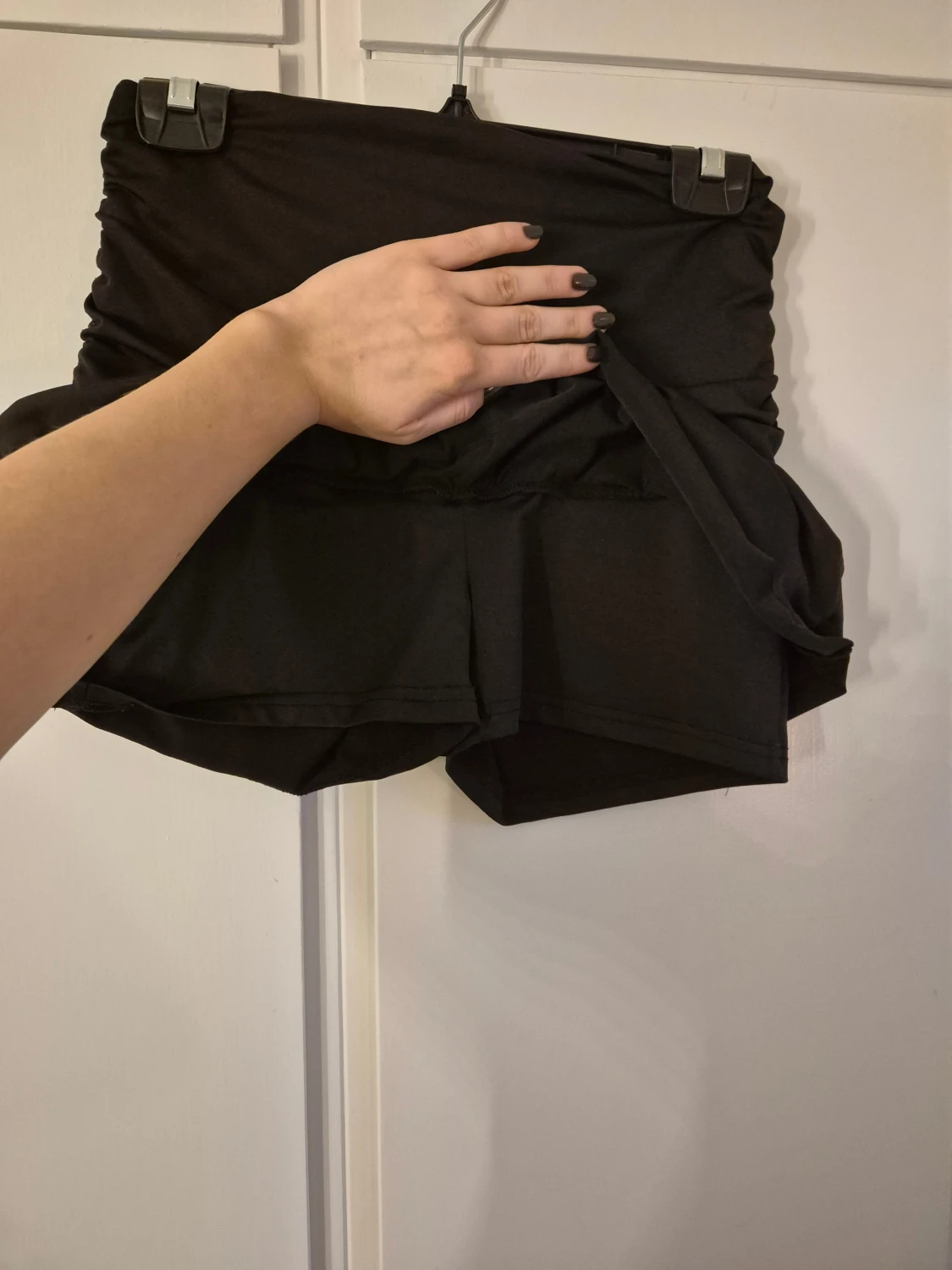 Svart kortkjol med insydda shorts - 5