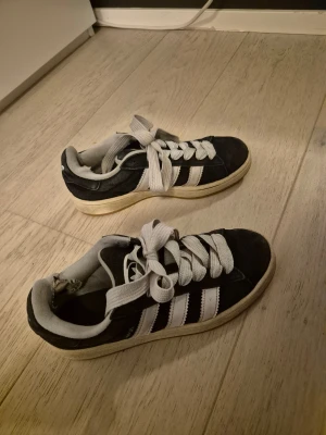Adidas Campus svarta sneakers - Svarta Adidas Campus sneakers. Någit avskavt på insidan av skorna.