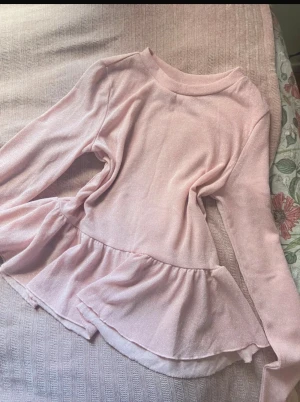 Ljusrosa volangtopp med glitter - Supersöt ljusrosa topp med volang 🎀