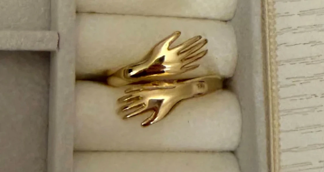 Guldfärgad ring med handmotiv