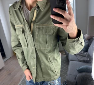 Olivgrön vintage jacka  - Väldigt unik och stilren. Mått: A:49cm B:44cm C:50cm D:63cm. Mycket bra skick skriv vid fundering 😊