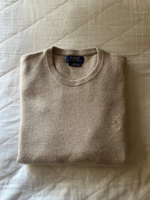 Polo Ralph Lauren tröja - Säljer denna Ralph Lauren ull tröja i nyckick! Den är köpt i USA och nypris ligger runt 2000:-. Skriv vid minsta tanke!