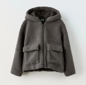 Grå teddyjacka med huva från Zara - Mysig grå teddyjacka från Zara med huva och stora fickor framtill. Inte använd mycket så har inga tydliga tecken på användning❤️sitter som en s/xs men är storlek 164 barn