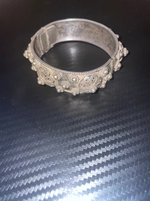 ARMBAND, stelt med blomdekor, silver, Börje Sam, Silvervarufirman Elsbri , 1954. - ARMBAND, stelt med blomdekor, silver, Börje Sam, Silvervarufirman Elsbri , 1954.