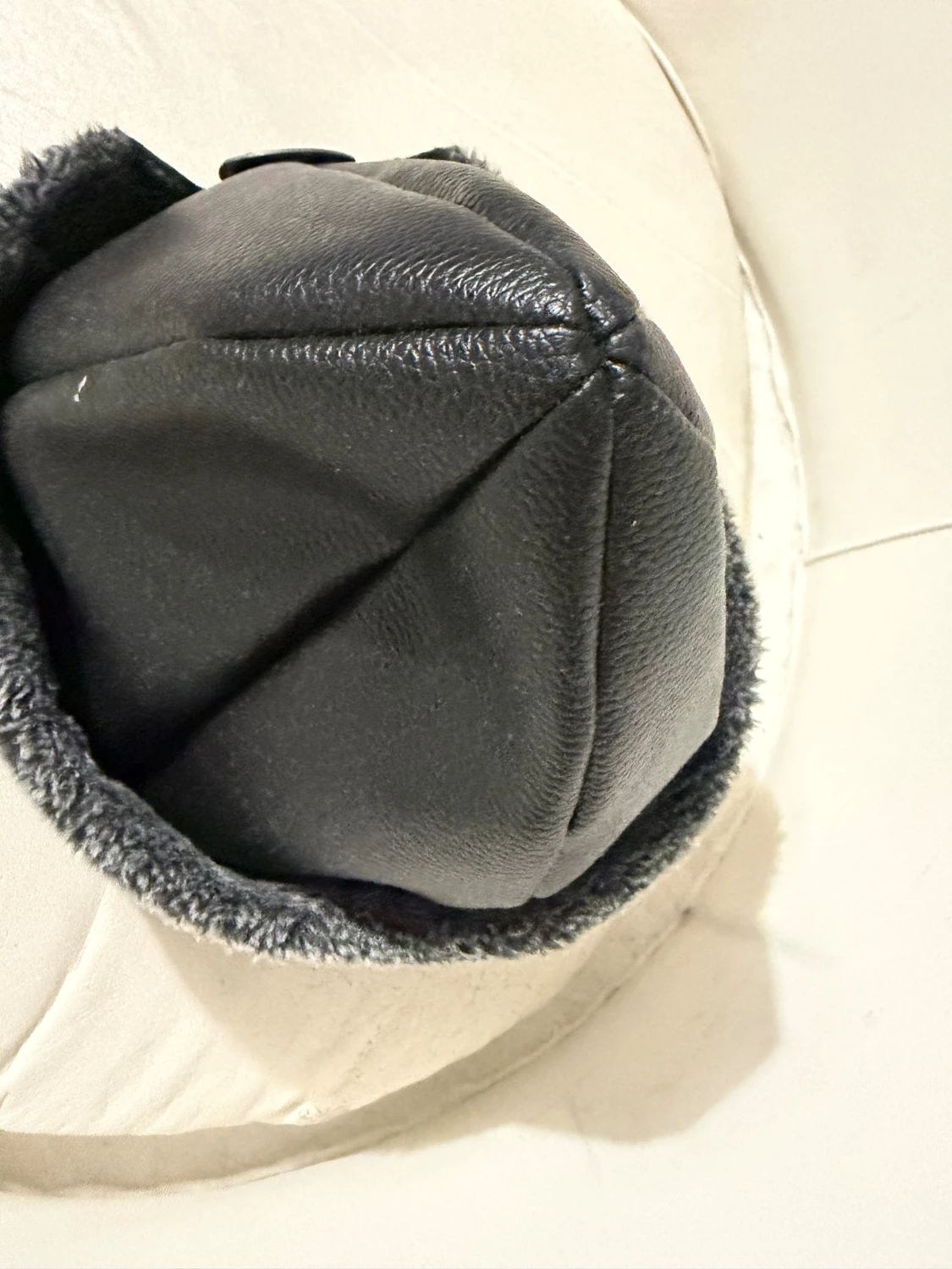 Svart pälsfodrad hatt med emblem( osmaklig) - 4