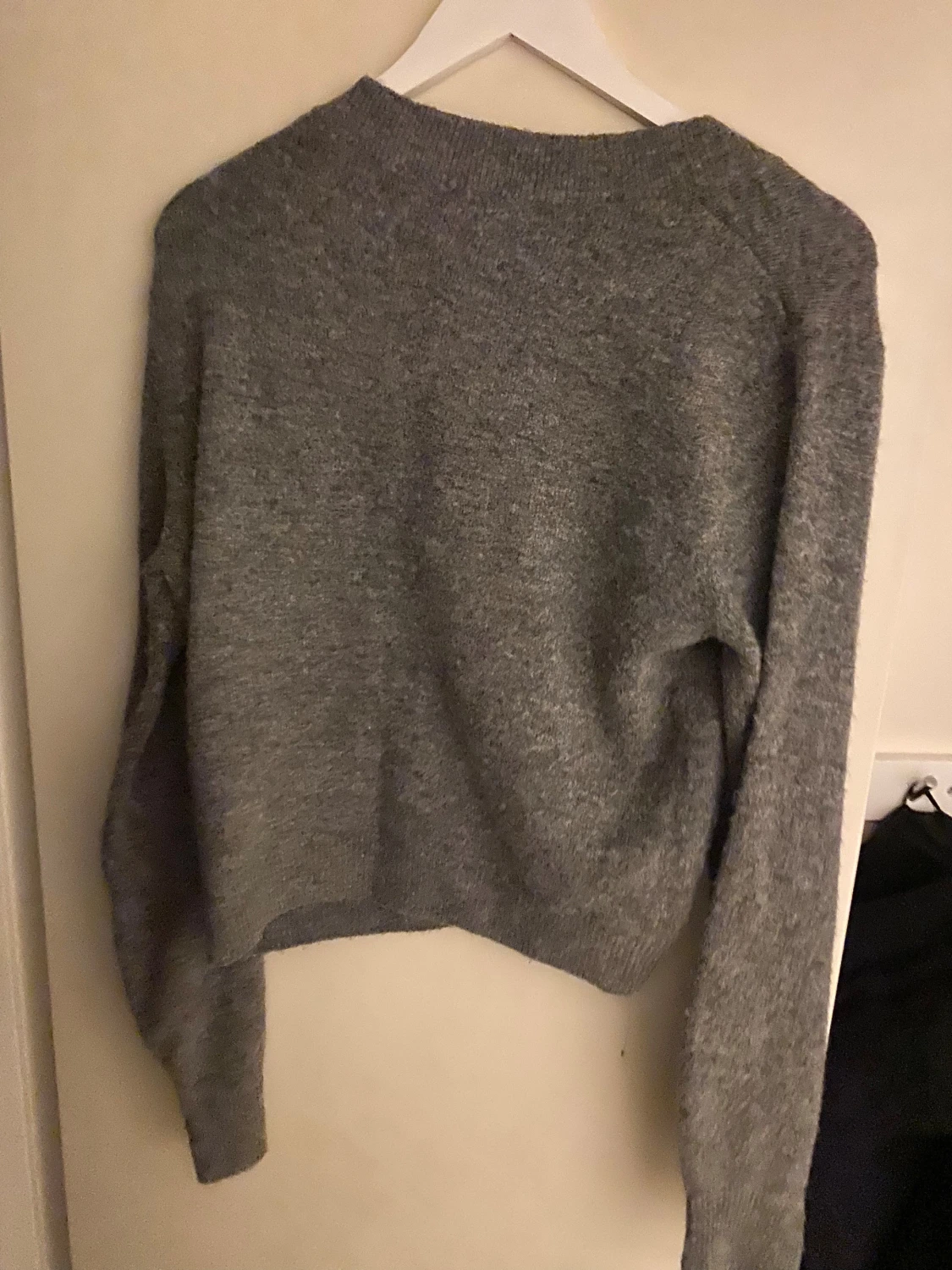 Grå kofta från H&M med guldfärgade knappar - 3