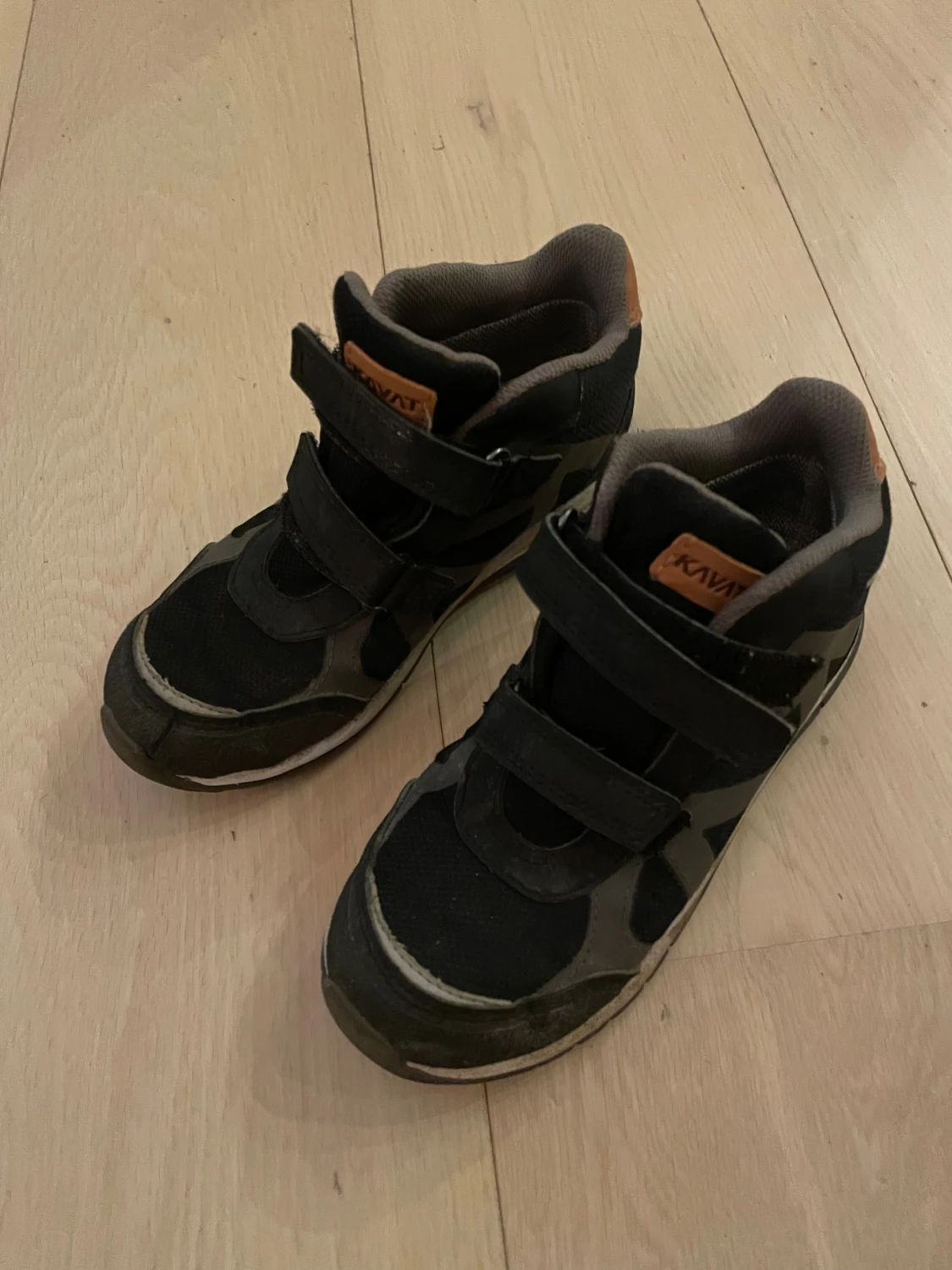 Svarta sneakers från Kavat med kardborre - 1