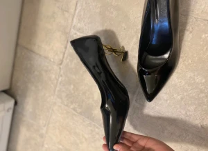 Svarta YSL pumps med guldklack - Helt nya aldrig använda. Passar 42