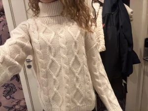 Snygg polo stickad tröja från Mango! - Snygg stickad tröja från Mango i jätte fina skick! Strl 164 men passar XS! Passar perfekt till vintern! Skriv om finns fler frågor!❣️