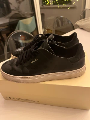 Axel Arigato skor strl 41/42 - De var lite blöta på bilden därför märken och sulan är lite smutsig men har rengjort 20 ggr. Går bort direkt. De är rätt stora i storleken. Du får med box och påse.