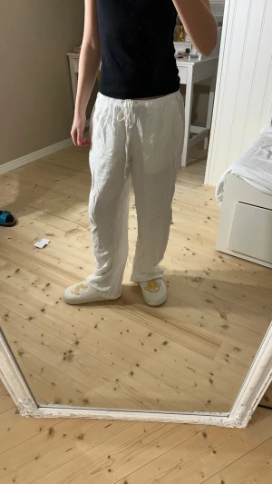 Fina somriga linnebyxor - Fina linnebyxor som passar perfekt på våren&sommaren, byxorna är i storlek S men lite korta i benen, modellen är 150 cm
