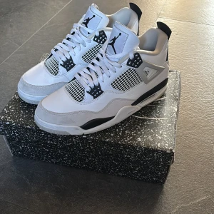Nike Air Jordan 4 military 45 - Nike Air Jordan 4 military med klassisk meshpanel, snörning och Jumpman-logga på plös och häl. Skorna har en chunky sula med synlig Air-enhet och detaljer i skinn och syntet och i skorna är i storlek 45. Perfekt för dig som vill sticka ut med en ikonisk sneaker.