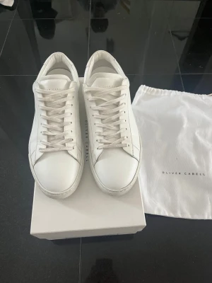Oliver cabell skor - Eleganta vita oliver cabell skor i storlek 43. Bra skor till vintern då de har en rejäl sula och passar bra med nästan allt. Hör av er vid fundering😁