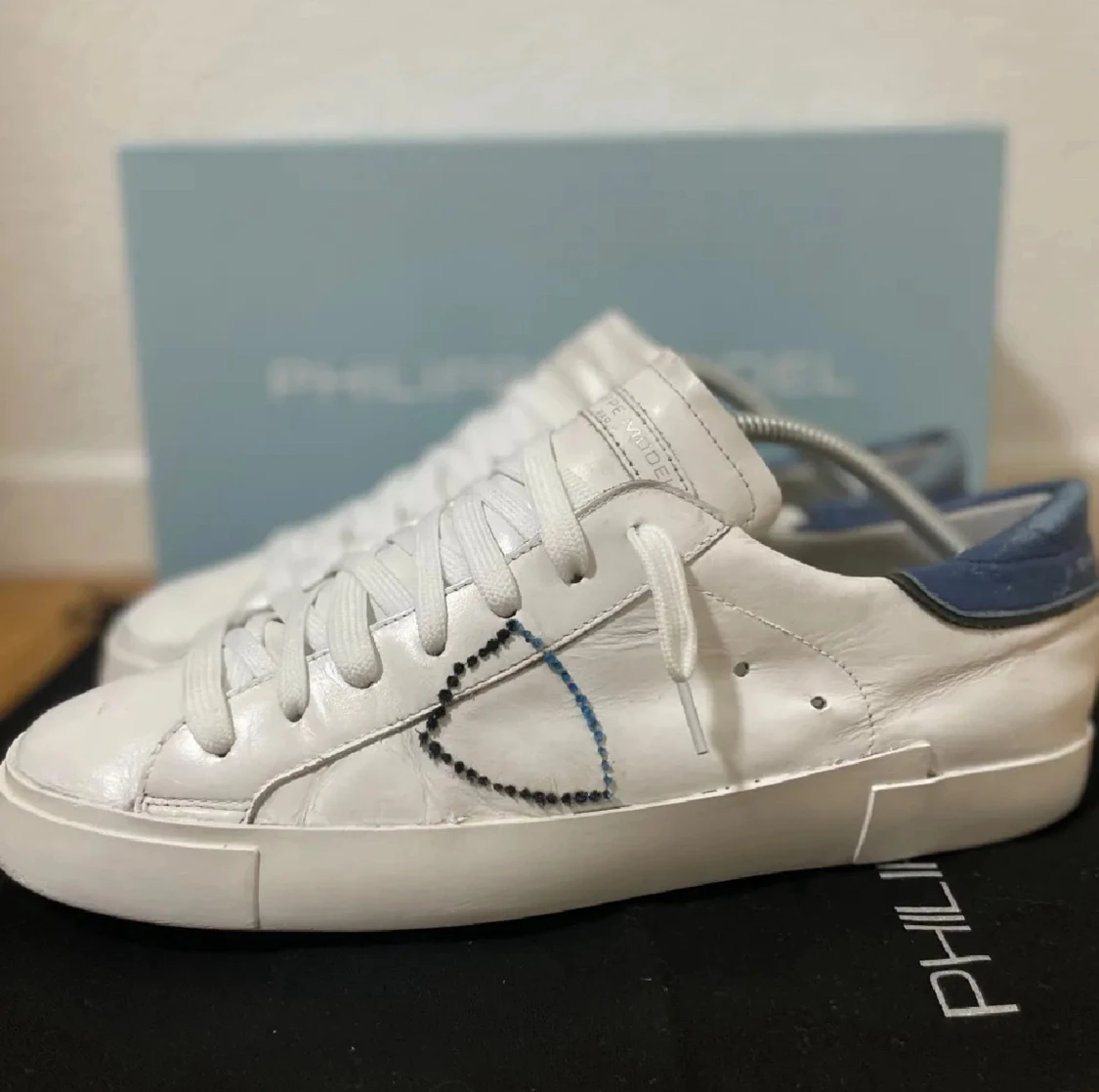 Philippe Model vita sneakers med blå detalj - 1