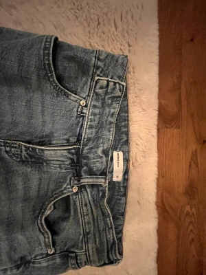 Blå bootcut jeans  - Snygga blå jeans från ginatricot i storlek 32. Modellen har klassisk bootcut med lätt utsvängda ben. Säljer då de är alldelses för små för mig och är endast använda några enstaka gånger🫰