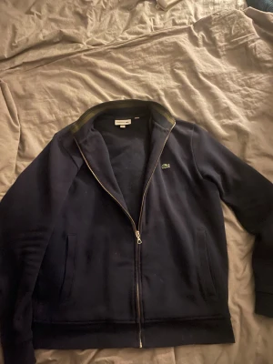 Lacoste tröja - Tjena säljer nu min Lacoste tröja som inte får så mycket användning. Inga defekter någonstans, den är i storlek M. Pris ej hugget i sten!!