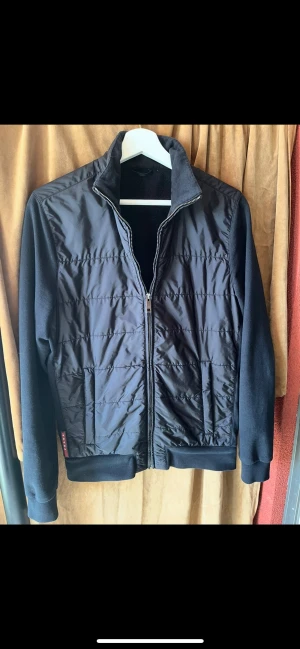 Prada Cardigan/jacka - Säljer nu denna riktigt snygga Prada Cardigan, väldigt sällsynt från 2015. skick 9-9.5/10. Den är storlek M men sitter som en M/S. Självklart äkta✅ Vid fler frågor och funderingar så är det bara att fråga🙌