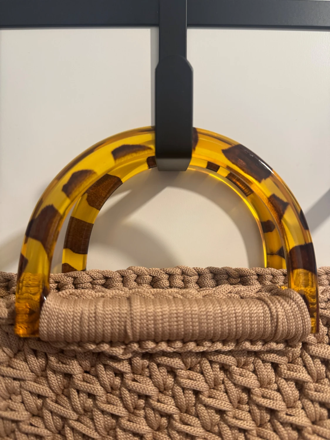 Beige handväska med leopardhandtag - 3