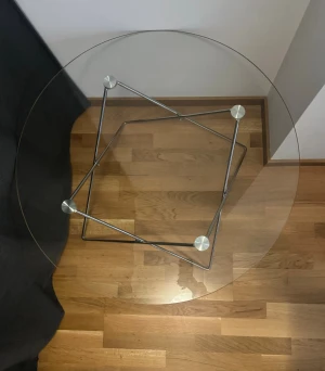 Runt soffbord i äkta glas med metallstativ - Säljer ett stilrent runt glasbord i äkta glas. Bordet har en modern, luftig design med en stabil metallram i krom. Glaset är i fint skick och bordet passar perfekt som soffbord eller sidobord.  ✔ Äkta glas ✔ Modern design ✔ Stabil metallstomme  Glass bord:    Runt bord Diameter: 60 cm Höjd: 45 cm  Endast avhämtning – ingen leverans. Skicka gärna ett meddelande för att boka tid eller om ni har frågor!