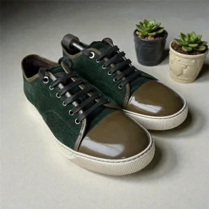 Lanvin Cap Toe - Gröna - Säljer ett par sjukt feta Lanvin Cap Toe i färgen mörkgrön. Skorna är väl omhändertagna och är därav i mycke bra skick. Skorna är i strl uk 8 och skulle uppskatta att de passar ca strl 43. Hör gärna av er vid frågor elr funderingar!!