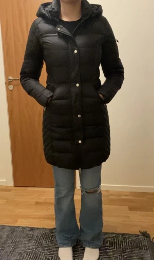 Svart lång pufferjacka med huva - Säljer min rock and blue jacka. Köpt för runt 5000kr. Knappt använt den så bra skick. Äkta päls är inkluderad.
