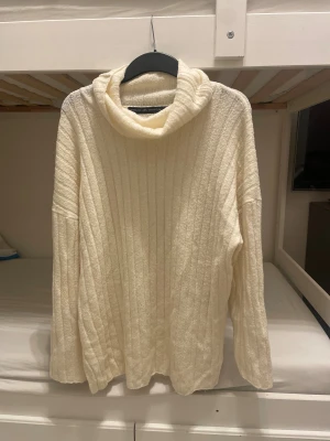 Vit ribbad polotröja  - Mjuk och mysig vit polotröja från lager 157  i storlek L. Tröjan har ribbad struktur, lång arm och en bred polokrage som ger extra chill vibe. Perfekt för att hålla sig varm under kyliga dagar.
