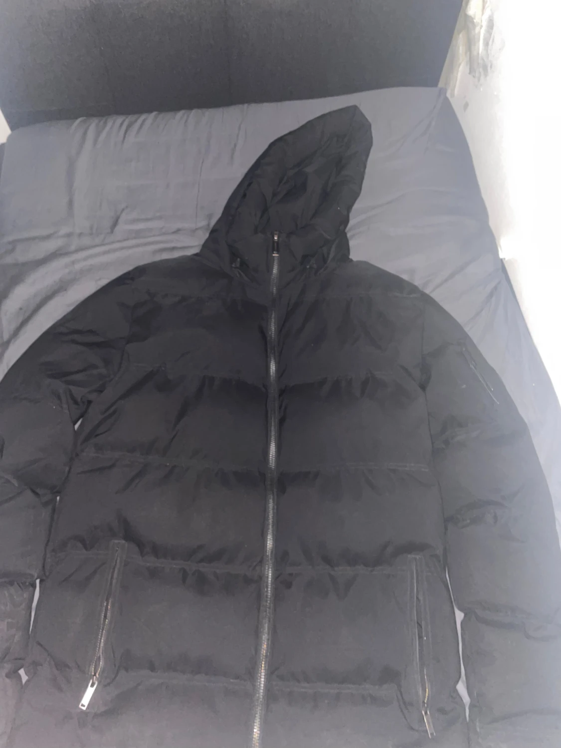 Svart pufferjacka Supply & Demand M