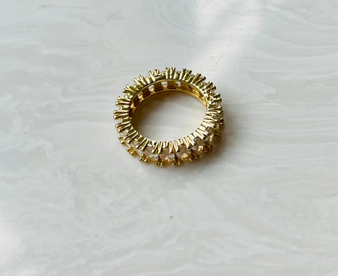 Guldfärgad ring med klara stenar - 2